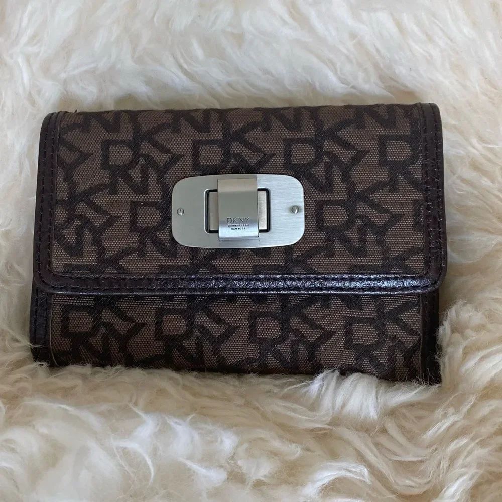 DknyโBrownโleatherโtrimโsignatureโwallet